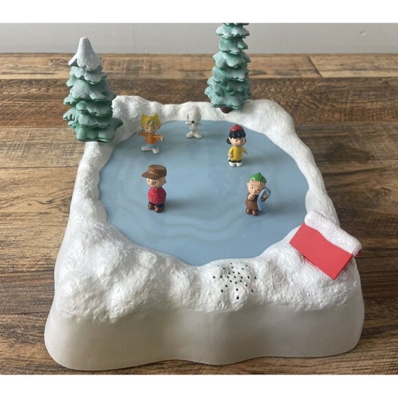 A Charlie Brown Peanuts Christmas Skating Pond Music & Motion 2007 Snoopy Used - Picture 3 of 16